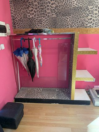 Perchero con estantes dorados