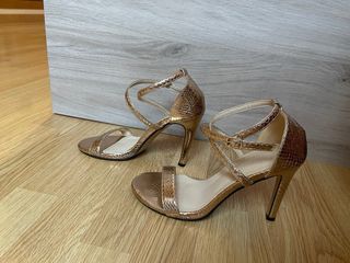 Sandalias tacón dorado piel serpiente