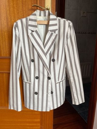 Americana de rayas marrones y blancas