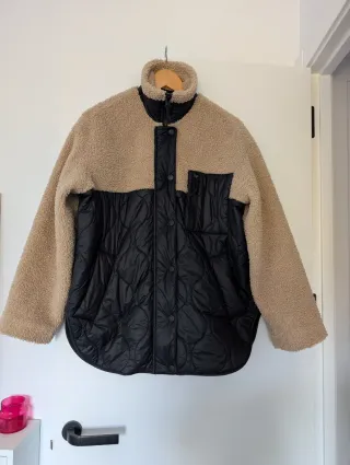 Parka Monki acolchada beige y negra