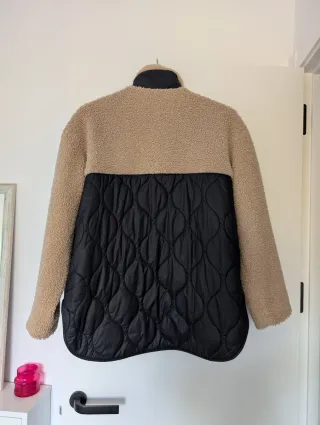 Parka Monki acolchada beige y negra