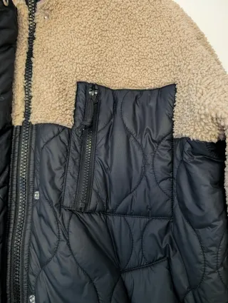 Parka Monki acolchada beige y negra