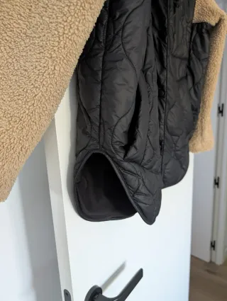 Parka Monki acolchada beige y negra