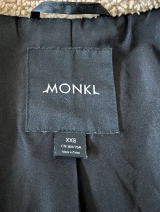 Parka Monki acolchada beige y negra