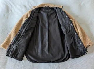 Parka Monki acolchada beige y negra