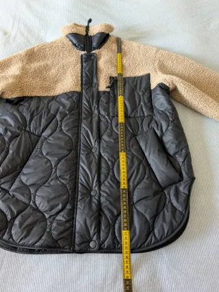 Parka Monki acolchada beige y negra