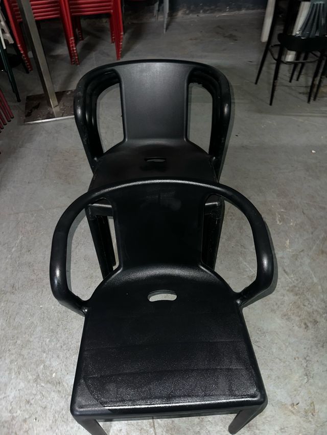 Sillas de plástico negras (4 unidades) a 8€ cada u