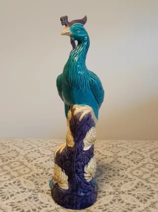 Figura decorativa de porcelana pavo real azul.