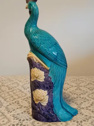 Figura decorativa de porcelana pavo real azul.