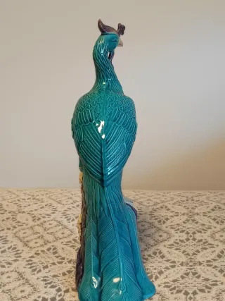 Figura decorativa de porcelana pavo real azul.