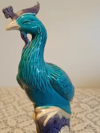 Figura decorativa de porcelana pavo real azul.