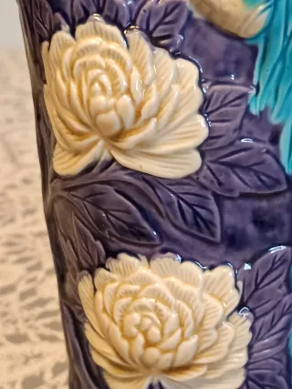 Figura decorativa de porcelana pavo real azul.