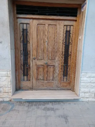 Puerta de entrada de madera de240 de alta y 175 de