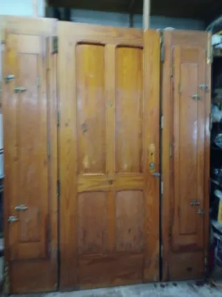 Puerta de entrada de madera de240 de alta y 175 de