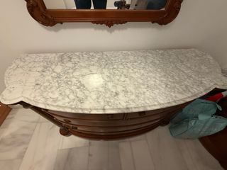 Cómoda de madera y mármol