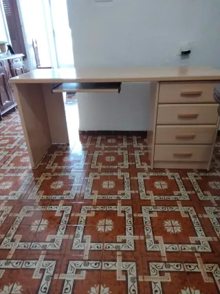 Escritorio de madera con cajones