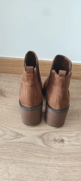 Botines de ante marrones