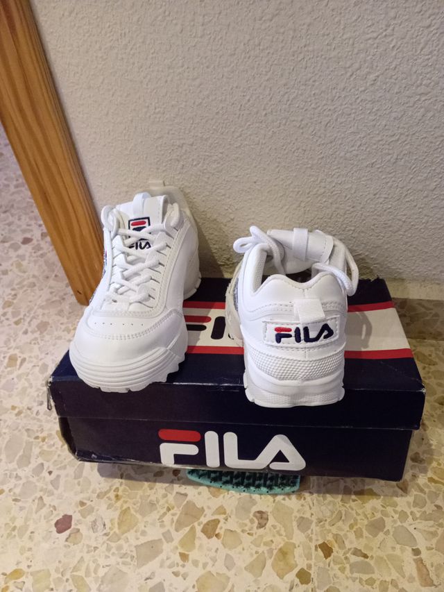 Zapatillas Fila Blancas y Plateadas brillantes.