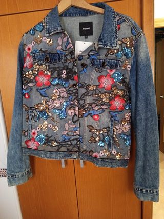 Chaqueta vaquera Desigual bordada flores M