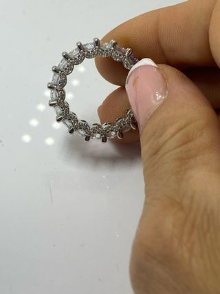 Anillo con circonitas plateado