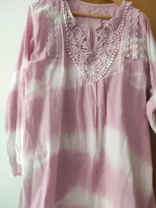 Blusa rosa y blanca  con manga larga, talla L