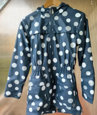 Chaqueta impermeable lunares azul y blanco