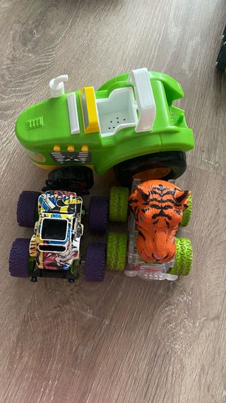 Un sacco di macchinine