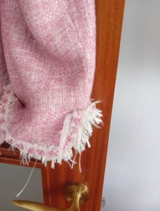 Chaqueta rosa con detalles blancos