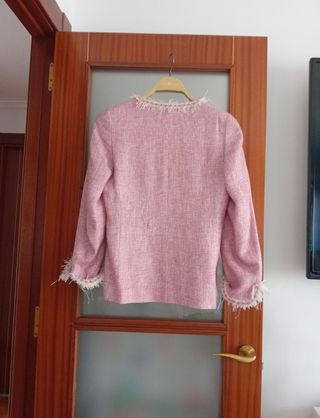Chaqueta rosa con detalles blancos