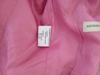 Chaqueta rosa con detalles blancos