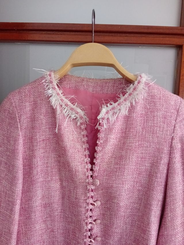 Chaqueta rosa con detalles blancos