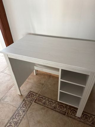Escritorio blanco de madera con estantes