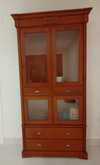 Mesa, Sillas, Aparador y Vitrina