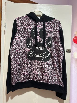 Sudadera “Wild and Beautiful” con estampado animal
