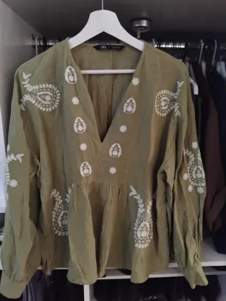 Blusa Zara verde bordada