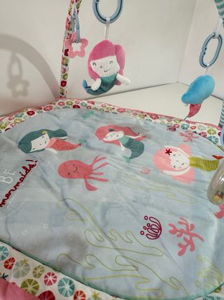 Manta de actividades para bebé con gimnasio