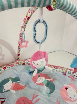 Manta de actividades para bebé con gimnasio