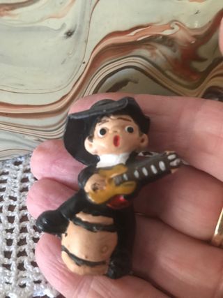 Figurita de barro guitarrista flamenco