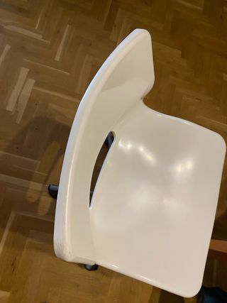 Silla de escritorio blanca con ruedas