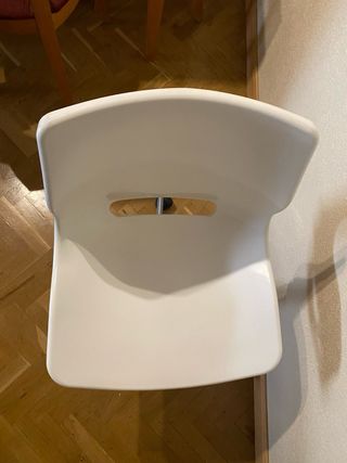 Silla de escritorio blanca con ruedas