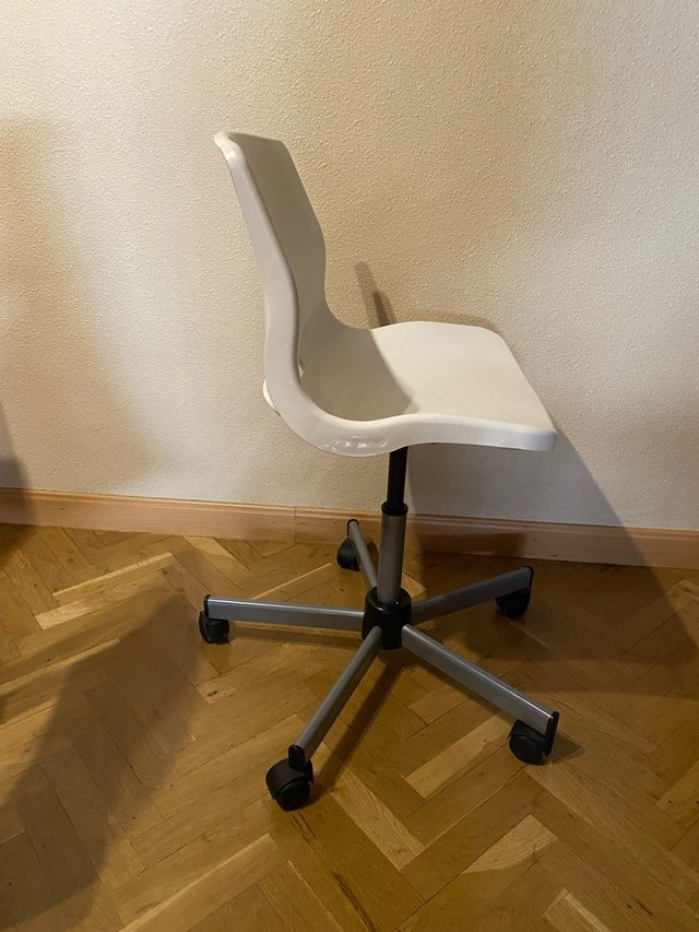 Silla de escritorio blanca con ruedas