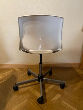 Silla de escritorio blanca con ruedas