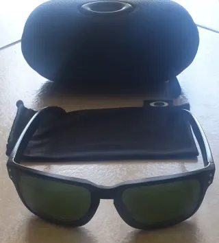 Occhiali da sole Oakley neri e verdi