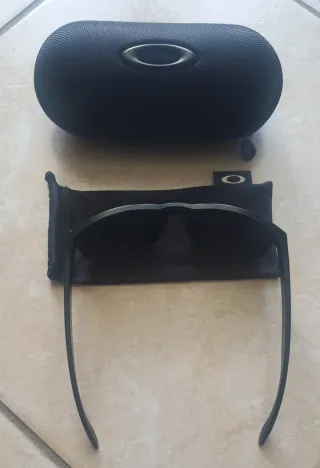 Occhiali da sole Oakley neri e verdi