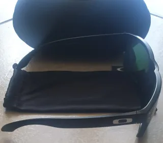 Occhiali da sole Oakley neri e verdi