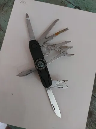 Navaja multiusos con brújula y luz