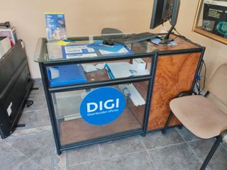 Mueble Mostrador Cristal y Metal Negro