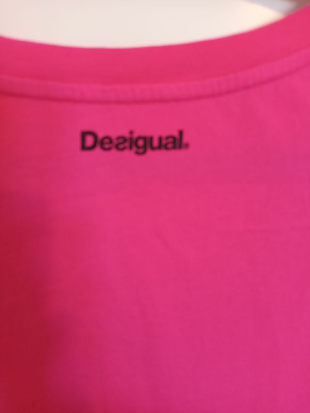 Camiseta rosa con estampado de flor