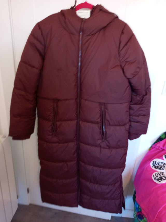 Abrigo largo marrón con capucha