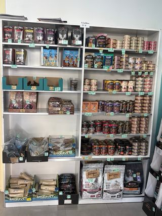 Artículos para mascotas, alimentos y estantería